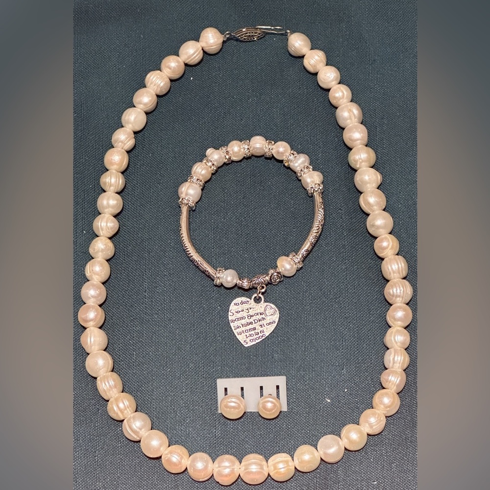 Cultured Pearl Set. 18”Necklace,Bracelet & Earrings. Beautiful! New. Never Worn.